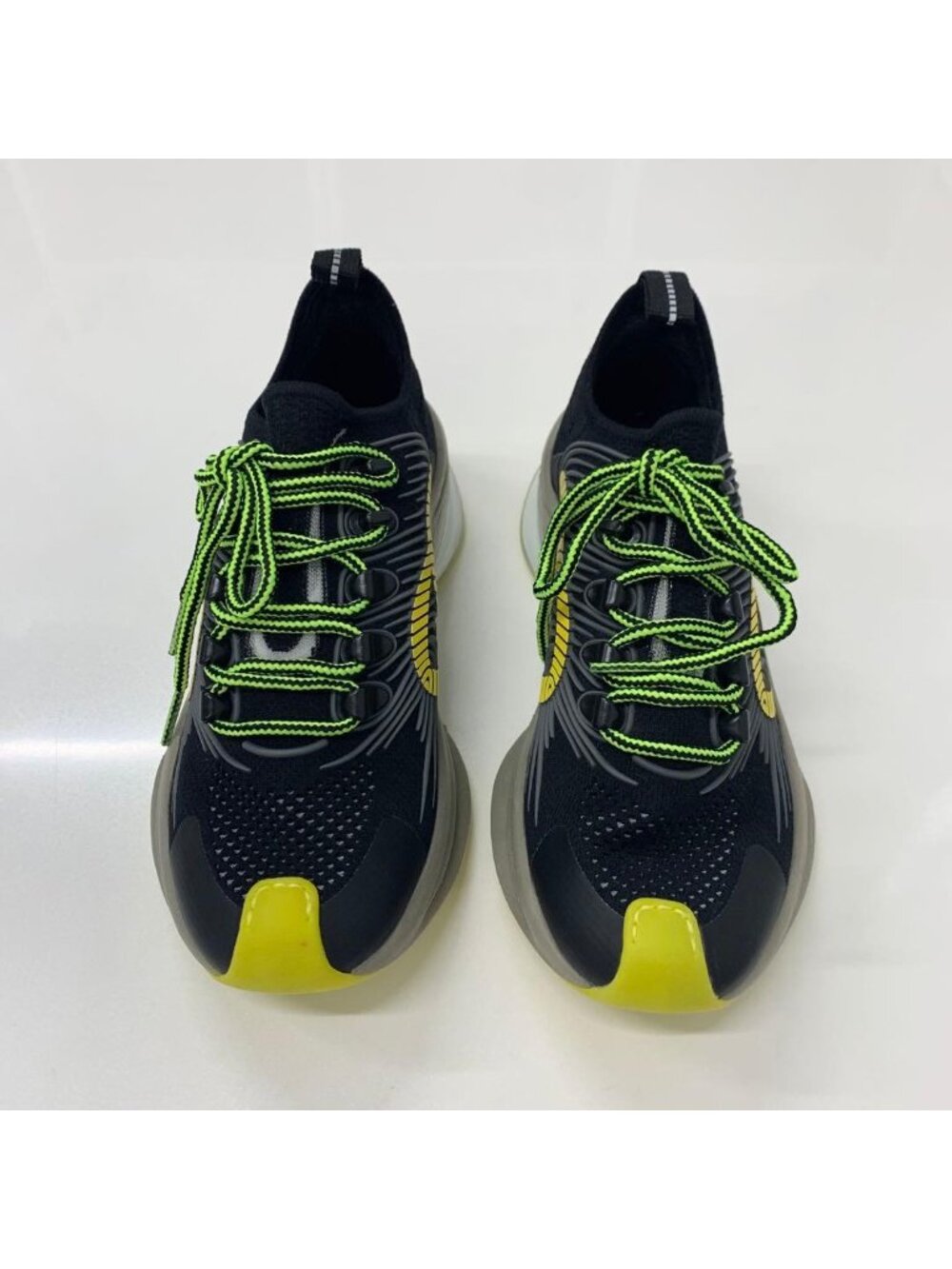 Gucci RUN Interlocking G Logo Sneakers - Picture 2 of 10